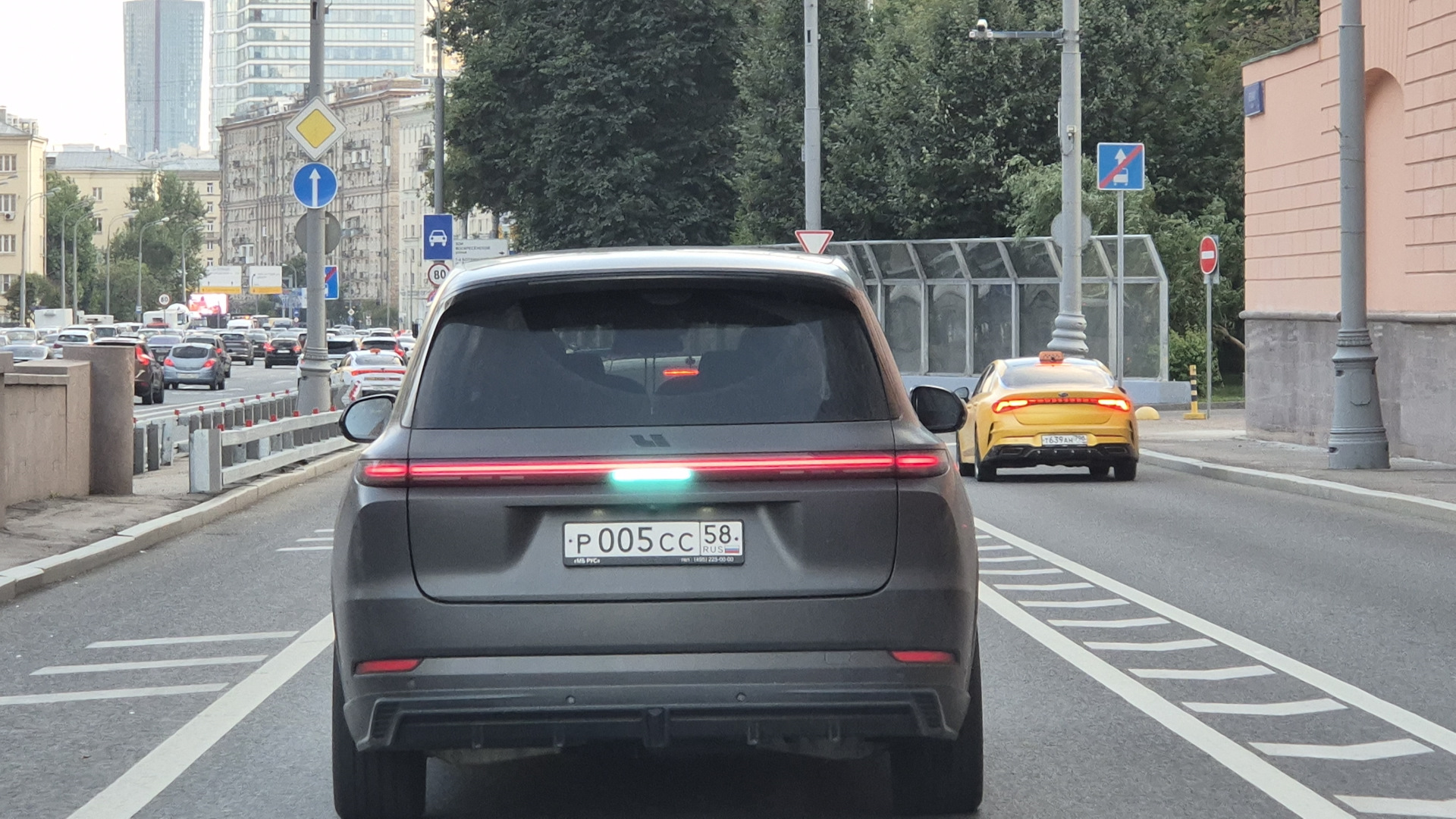 При нажатии на тормоз включается фонарь заднего хода — DRIVE2