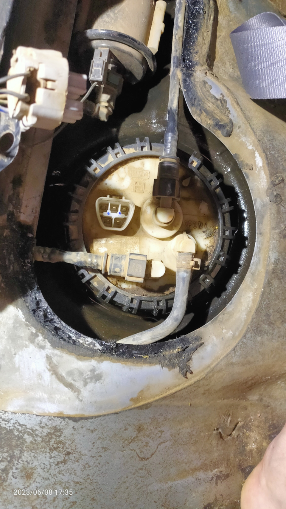 Выливается бензин из под крышки бензонасоса — Hyundai Accent (2G), 1,5 ...