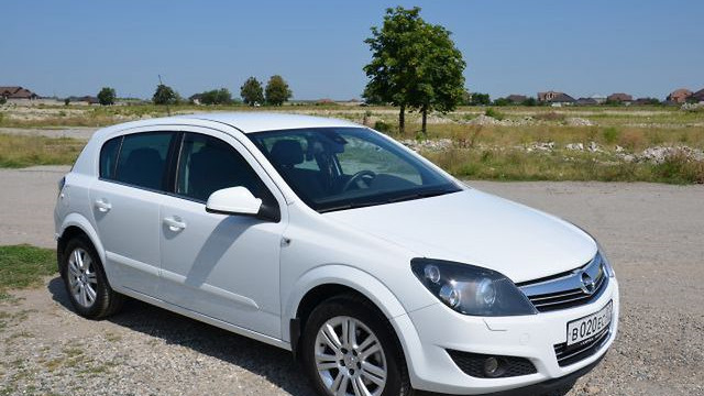 Кипит опель. Opel Astra h 2011 белая.