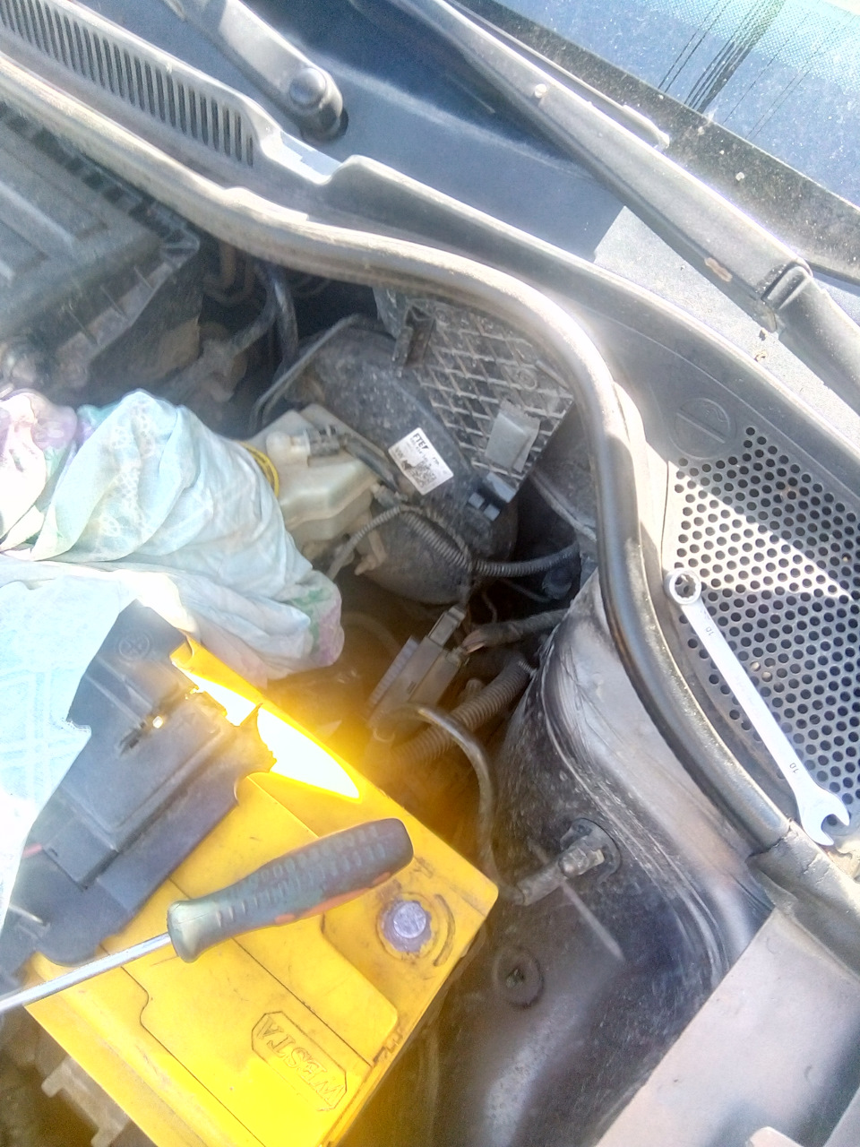 застрявшая шпилька в головке блока цилиндров — Volkswagen Polo Sedan, 1 ...