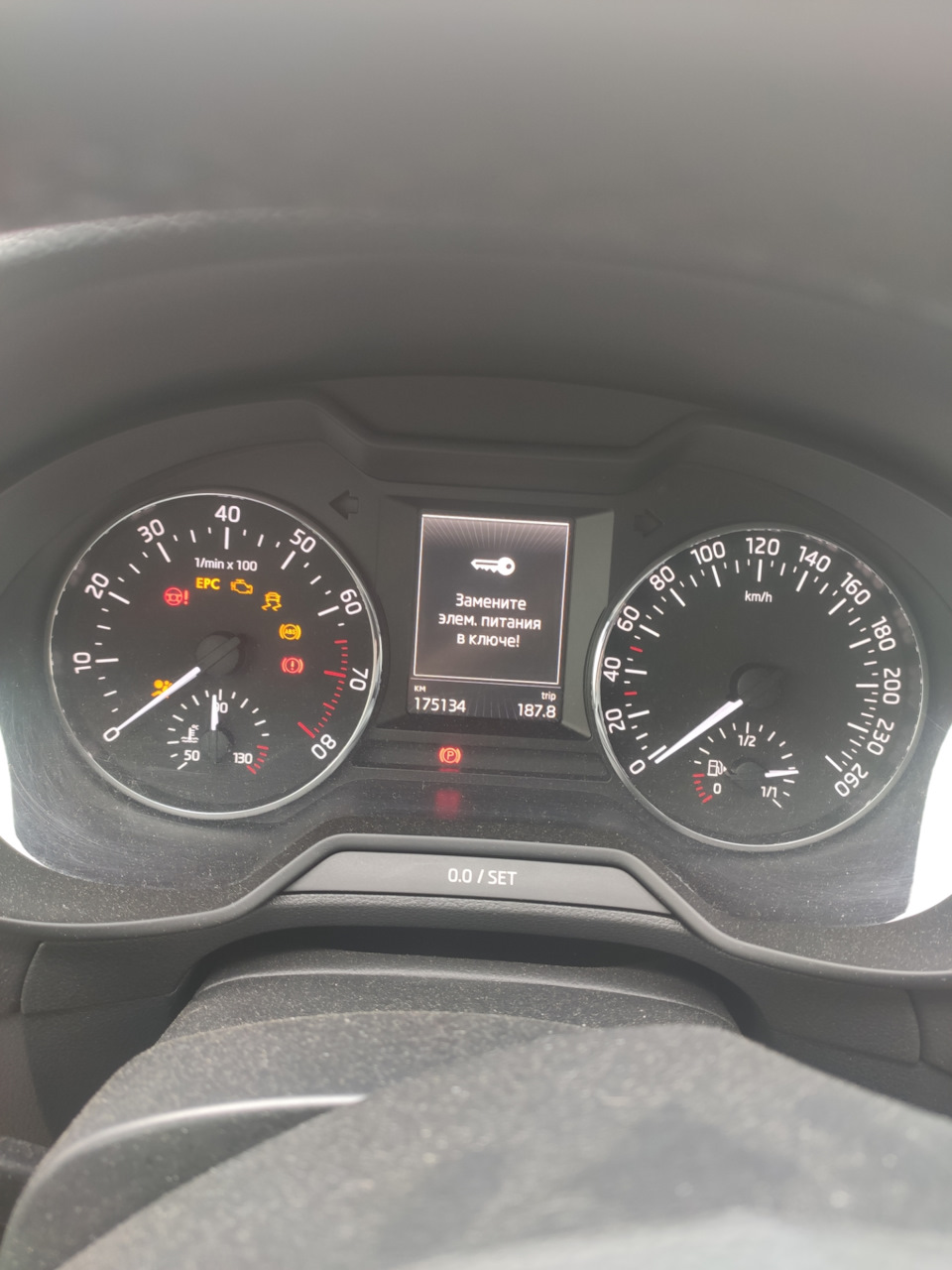 Замена батарейки в ключе — Skoda Octavia Combi Mk3, 1,4 л, 2015 года ...