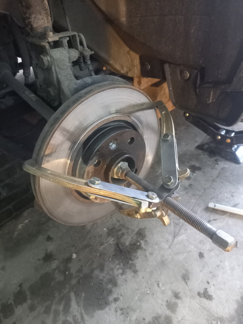 Замена тормозных дисков — Lada Ларгус, 1,6 л, 2017 года | своими руками ...