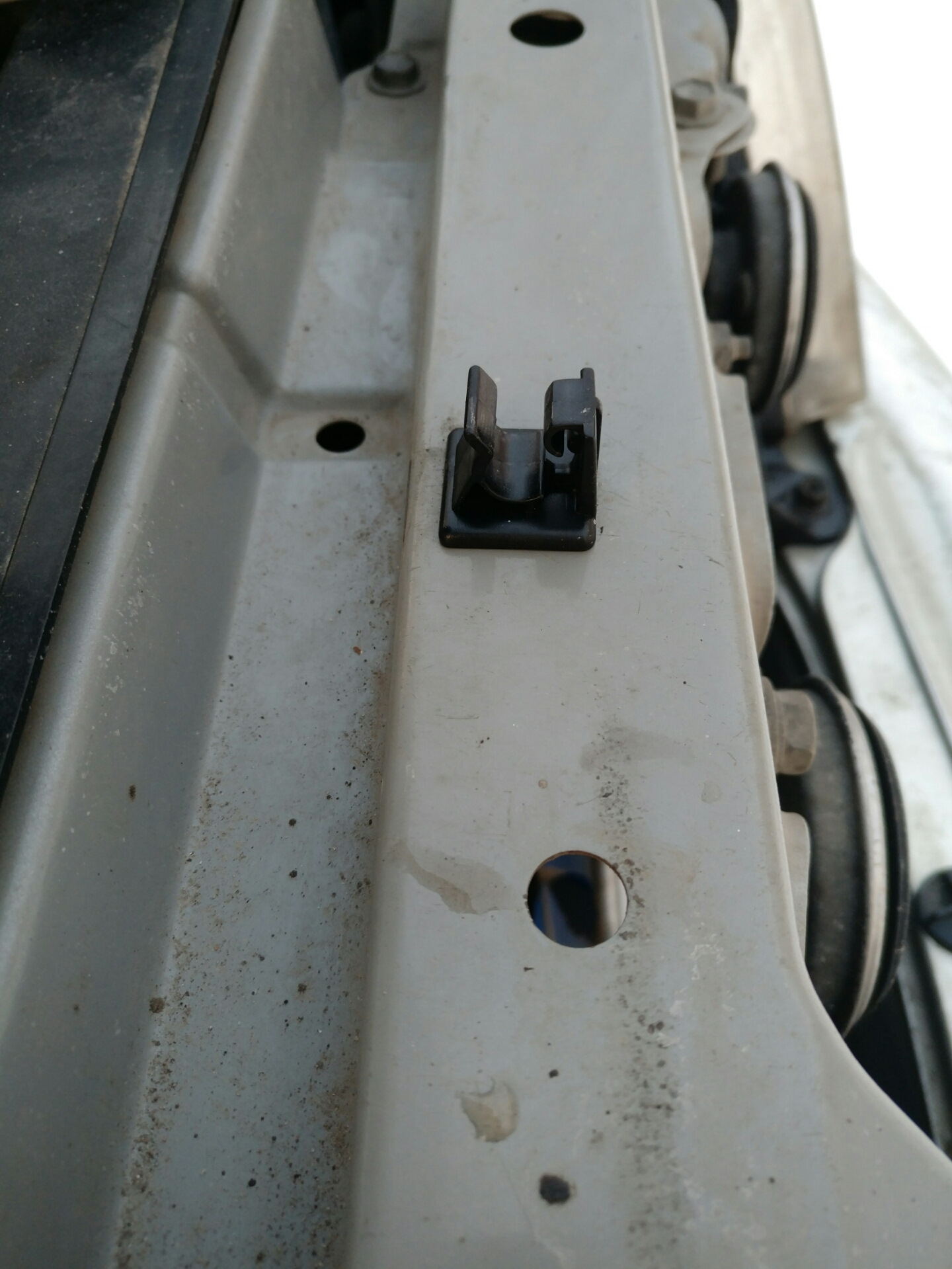 Фиксатор стойки капота — Toyota Ardeo (V50), 2 л, 2003 года ...