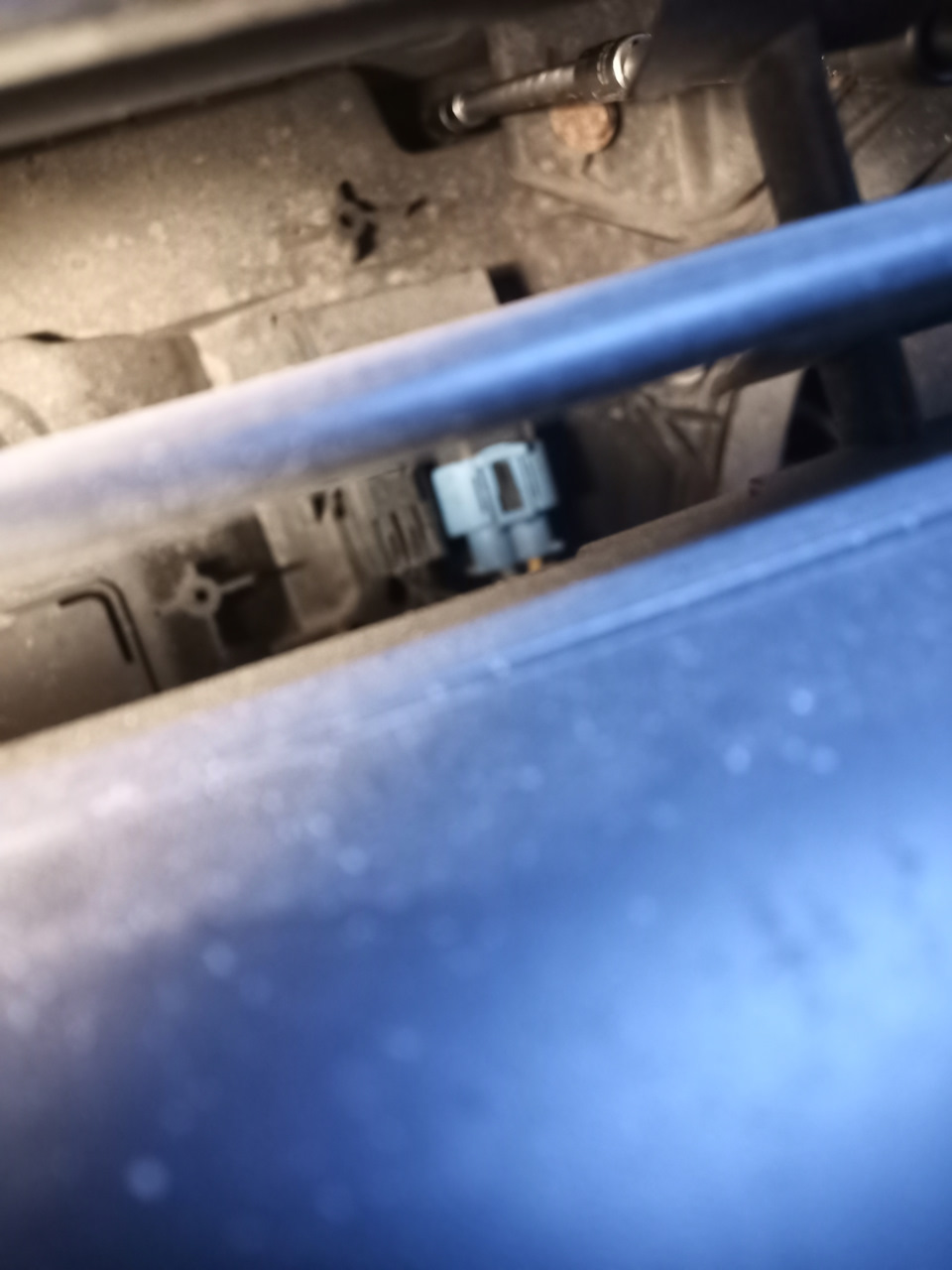 Вот они. Откручивать совсем не надо, только ослабить на пару оборотов — Peugeot Partner Tepee