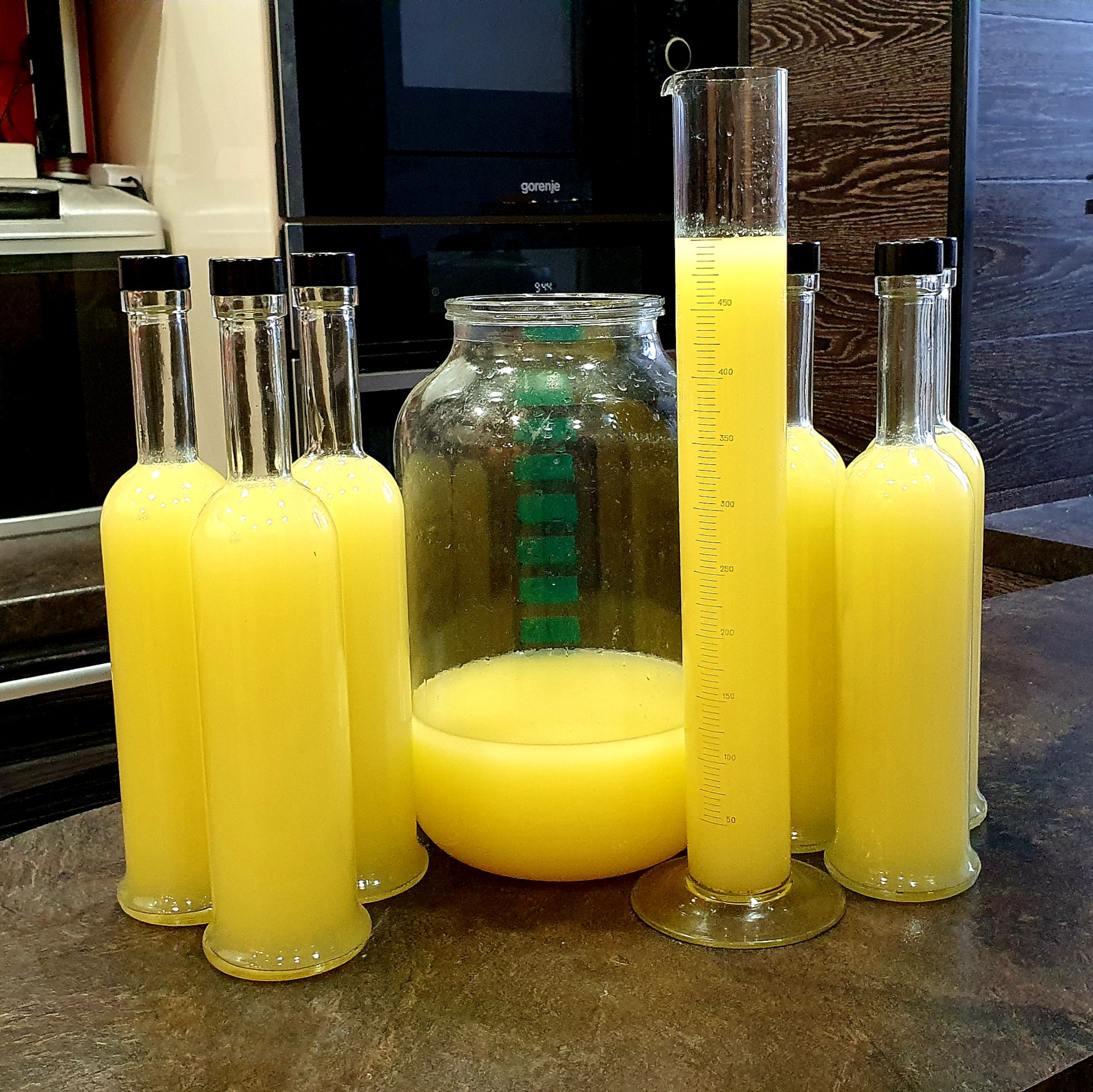 Приготовление лимончелло в домашних условиях. Лимончелло. Лимончелло 20 литров. Наливка Лимончелло. Масти дистиллятор Лимончелло.