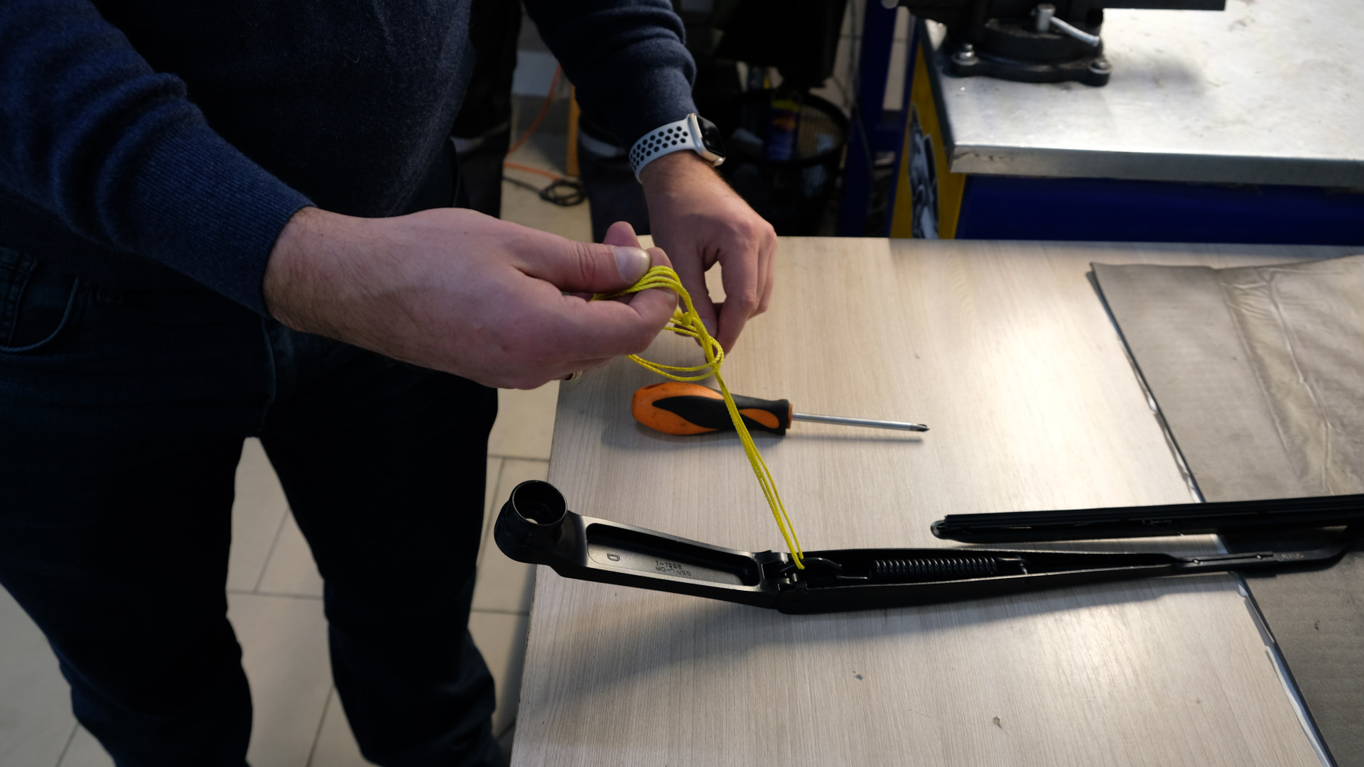 Слабая пружина поводка дворника? Дворники оставляют разводы на лобовом ...