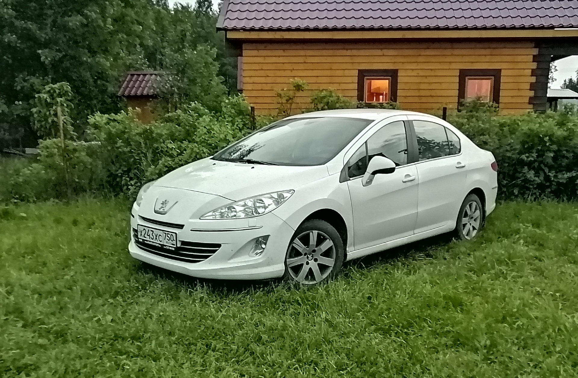 Пежо 408 замена. Peugeot 408 2022. Занижение Пежо 408. Пежо 408 заниженная. Peugeot 408 занижение.