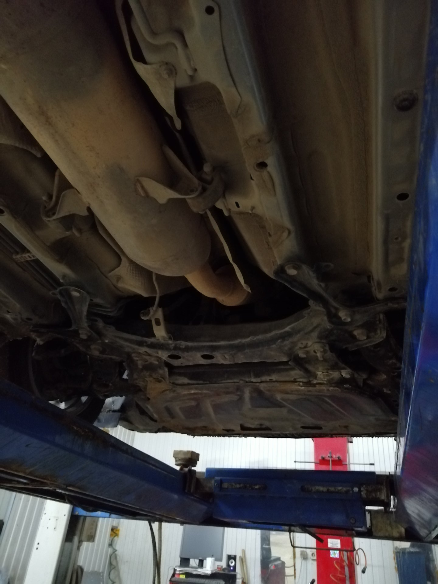 Замена прокладок глушителя. — Toyota Corolla (140/150), 1,6 л, 2007 ...