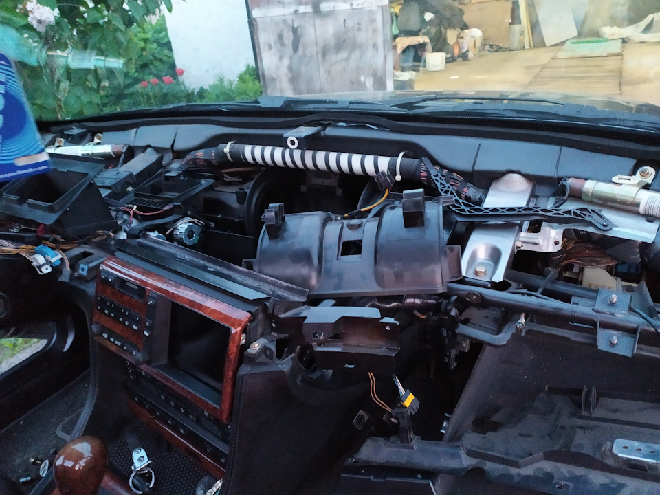 Замена щеток моторчика печки — BMW 7 series (E38), 3 л, 2000 года ...