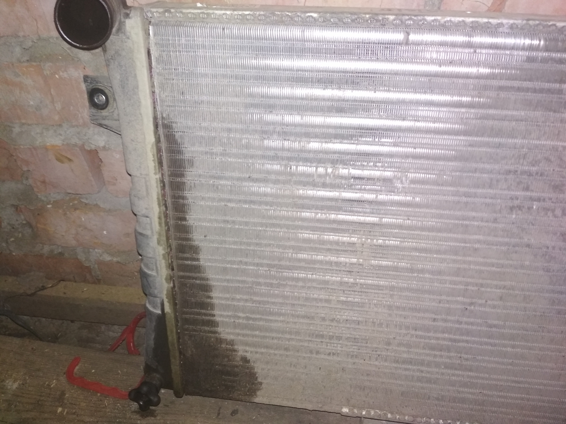 Потек радиатор кондиционера. Потек радиатор. Радиатор текет. Негерметичность радиатора автомобиля. Потек радиатор кондиционера.