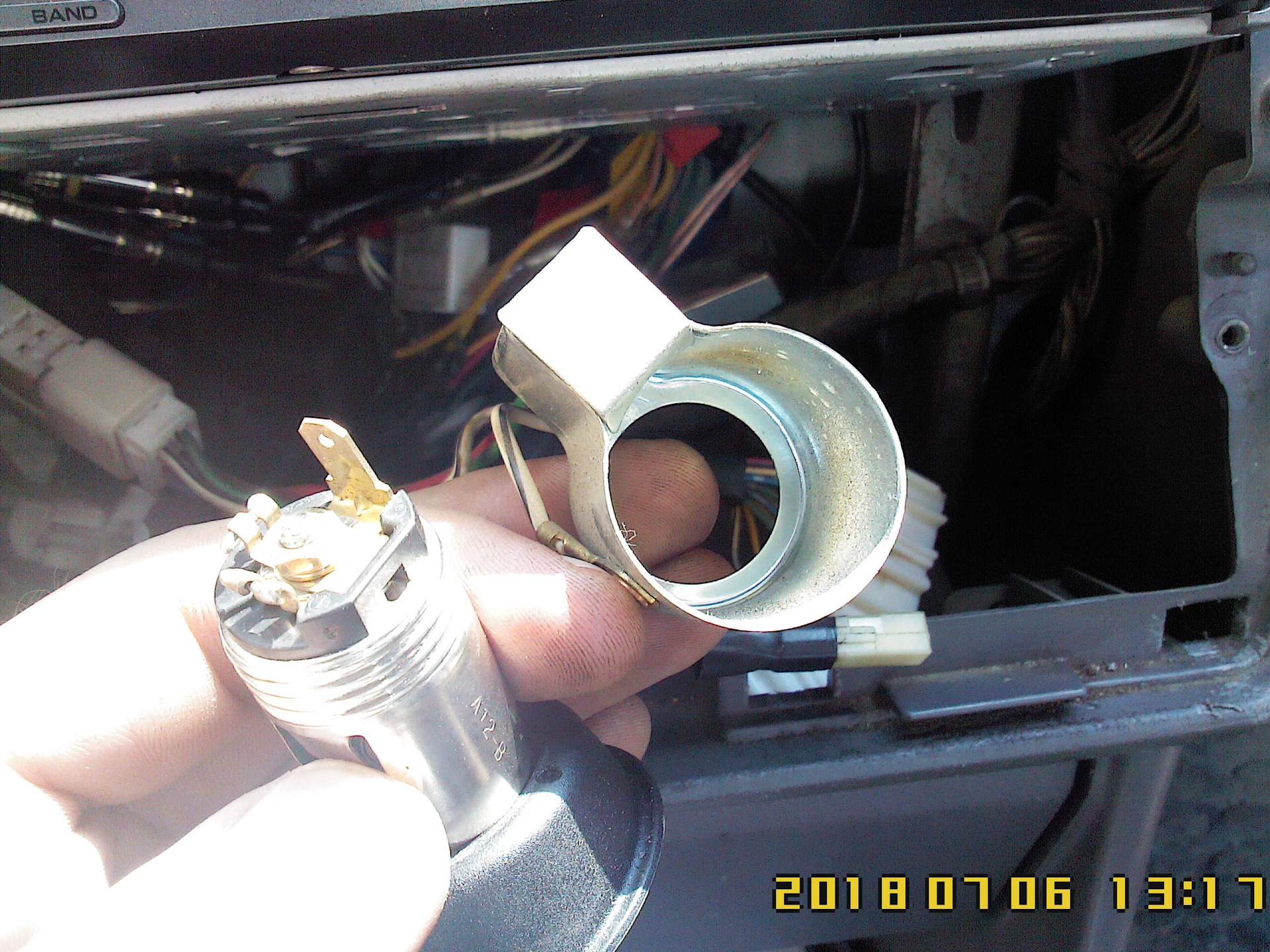 Гнездо прикуривателя lancer 9. Выгоревший прикуриватель. Прикуриватель ваз 2107 напрямую от аккумулятора. Прикуриватель toyota corona ат190. Как устроен прикуриватель.