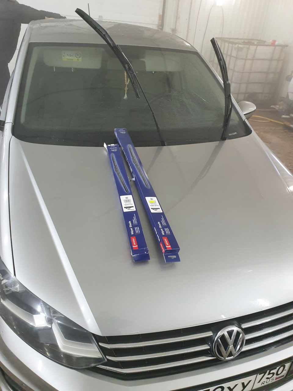 Замена дворников - Volkswagen Polo Sedan, 1,6 л, 2010 года расходники DRIVE2