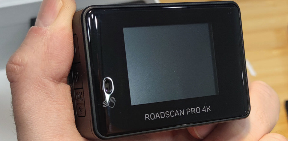 пиктограмма -управление жестами, датчик спереди Ну, и конечно, покрутив в руках устройство первые 30 секунд, первым делом нужно скачать приложение на смартфон) — Infiniti QX56 (1G)