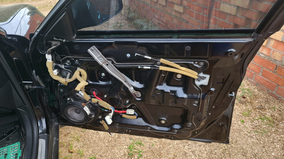 Я же в свою очередь перед установкой сделал чистку двери и дверных карт внутри, далее собираем все в обратной последовательности, не забывая про все разьемы и тросики открытия дверей. <img src= — Infiniti FX (1G)