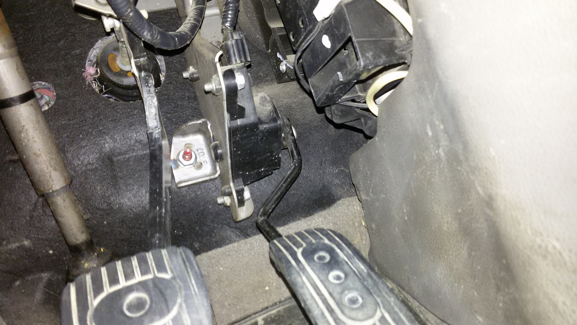 Заблокирована педаль тормоза на автомате в ниссан
