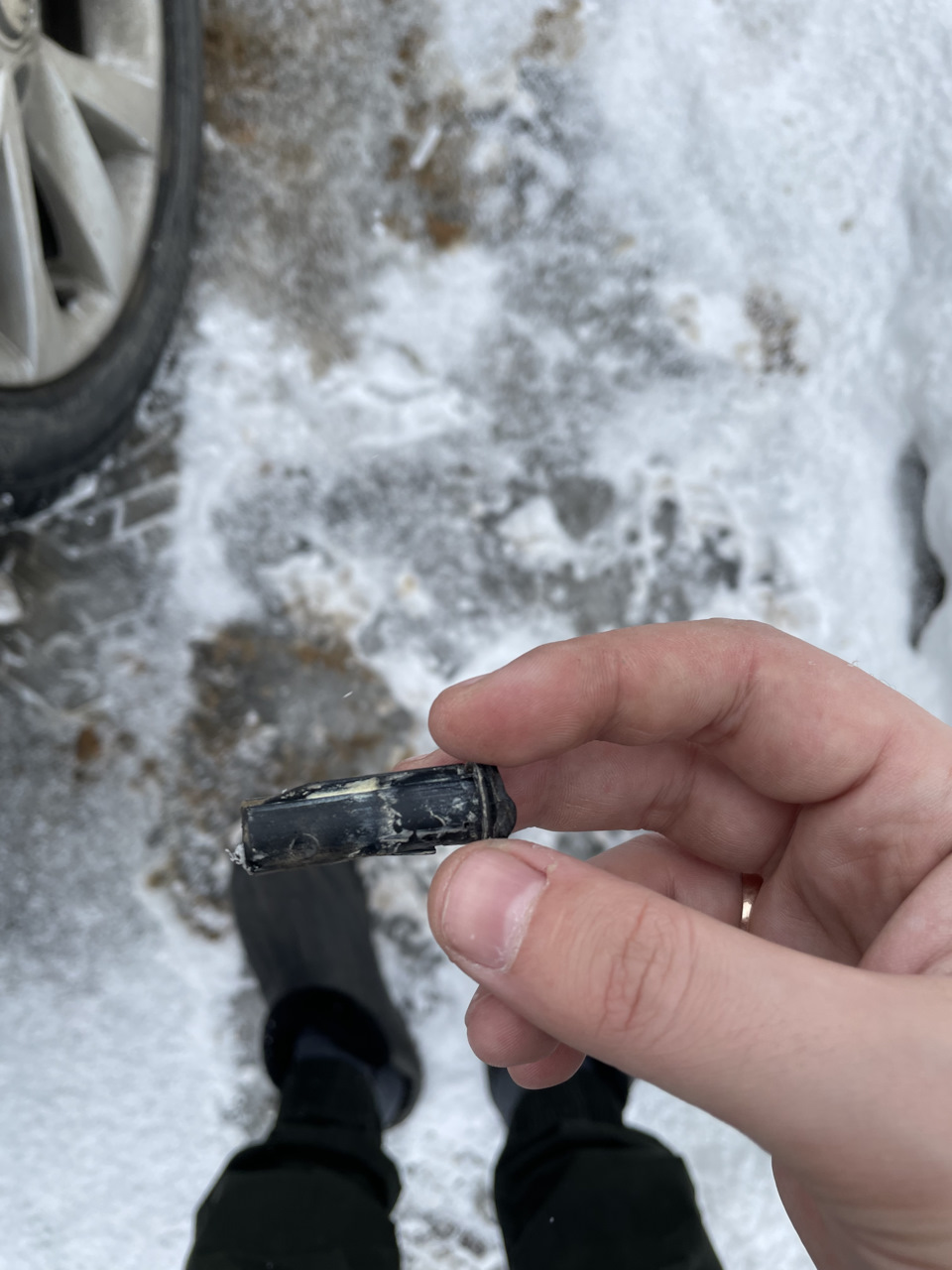 Замена кнопки лючка бензобака — Skoda Octavia A5 Mk2, 1,8 л, 2012 года ...