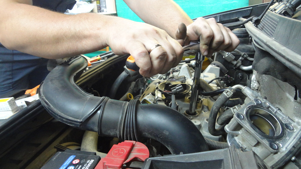 10.Закручиваем новые свечи. Необходима головка на 14, узкая, пришлось брать у друга, но заказал себе личную, жду. — Renault Sandero Stepway (2G)