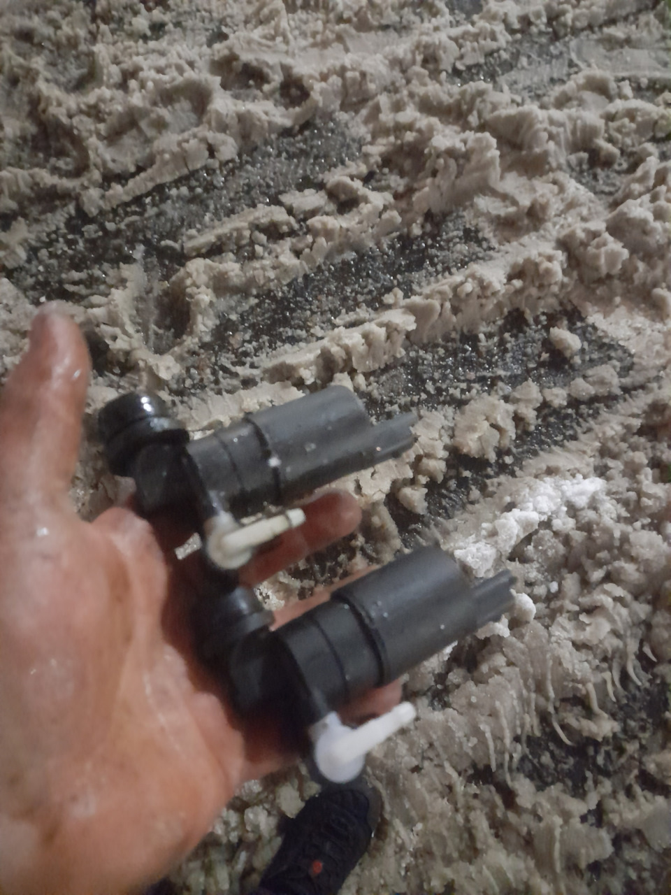 Не работает мотор стеклоомывателя. Моторчик омывателя синий провод черный иж фабула. Моторчик омывателя лобового стекла калина 1. Ваз 2109 датчик воды омывателя. Не работает мотор стеклоомывателя.