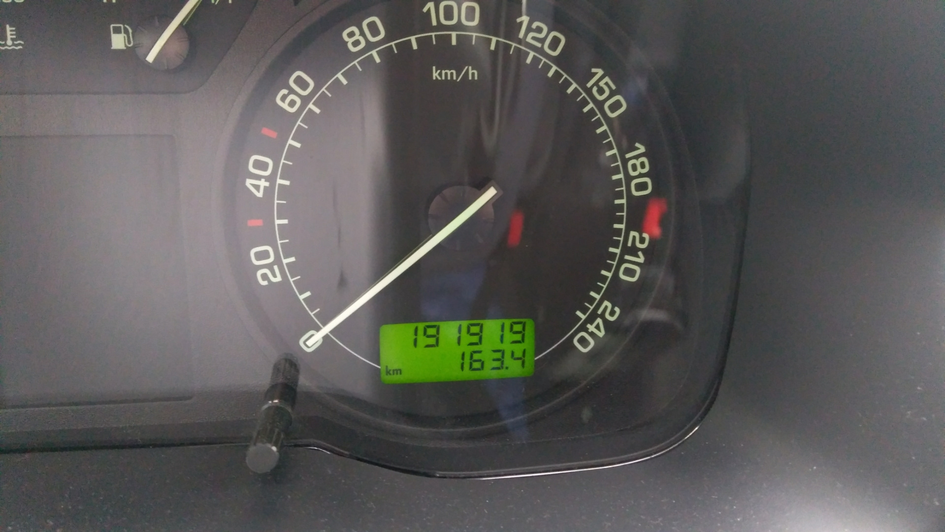 Octavia a7 1. Skoda octavia a7 100 км ч. 2 tsi. Расход топлива шкода октавия а5. Skoda octavia a5 индикатор давления.