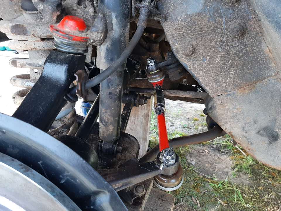 Левая тяга установлена.Размер по центрам, 304,5мм, она длиннее правой тяги! На Нива Шевроле, длинный наконечник тяги ставиться наружу к колесу, короткий во внутрь! — Chevrolet Niva (1G)