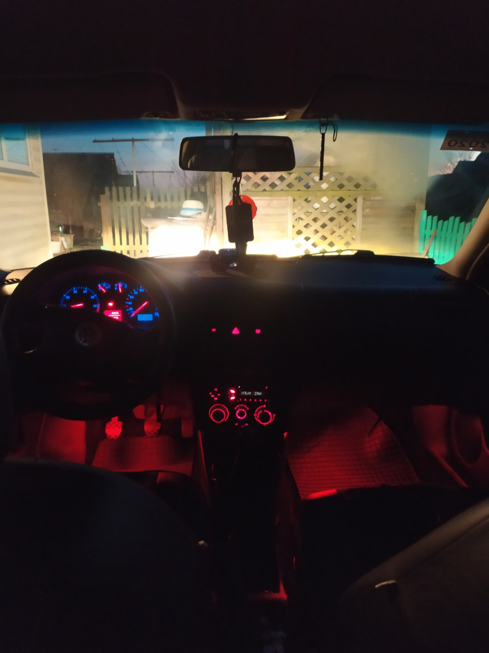 Подсветка под ноги — Volkswagen Golf Mk4, 1,4 л, 2001 года | своими ...