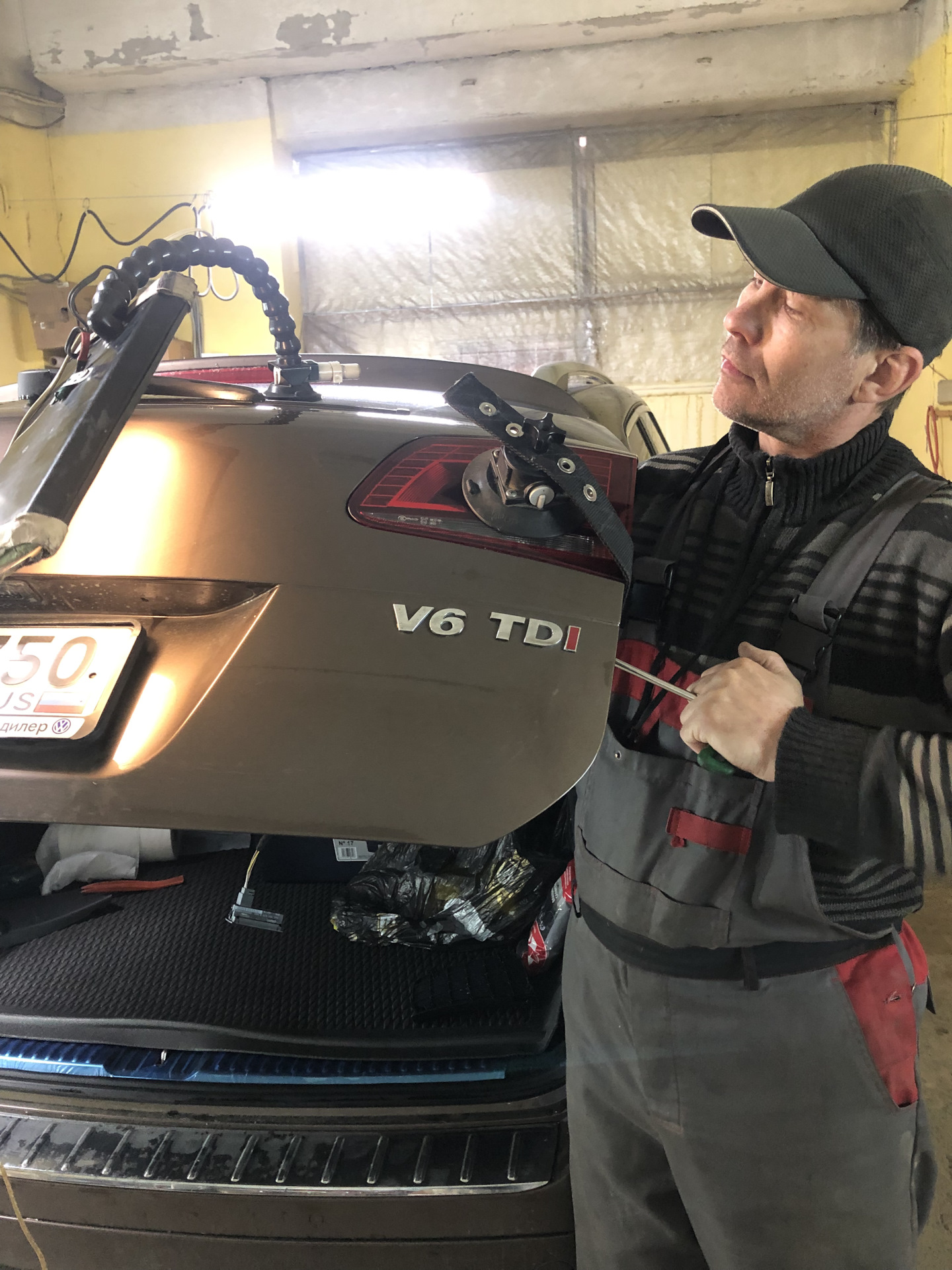 Volkswagen Touareg острая вмятина на багажнике — Bezpokras на DRIVE2