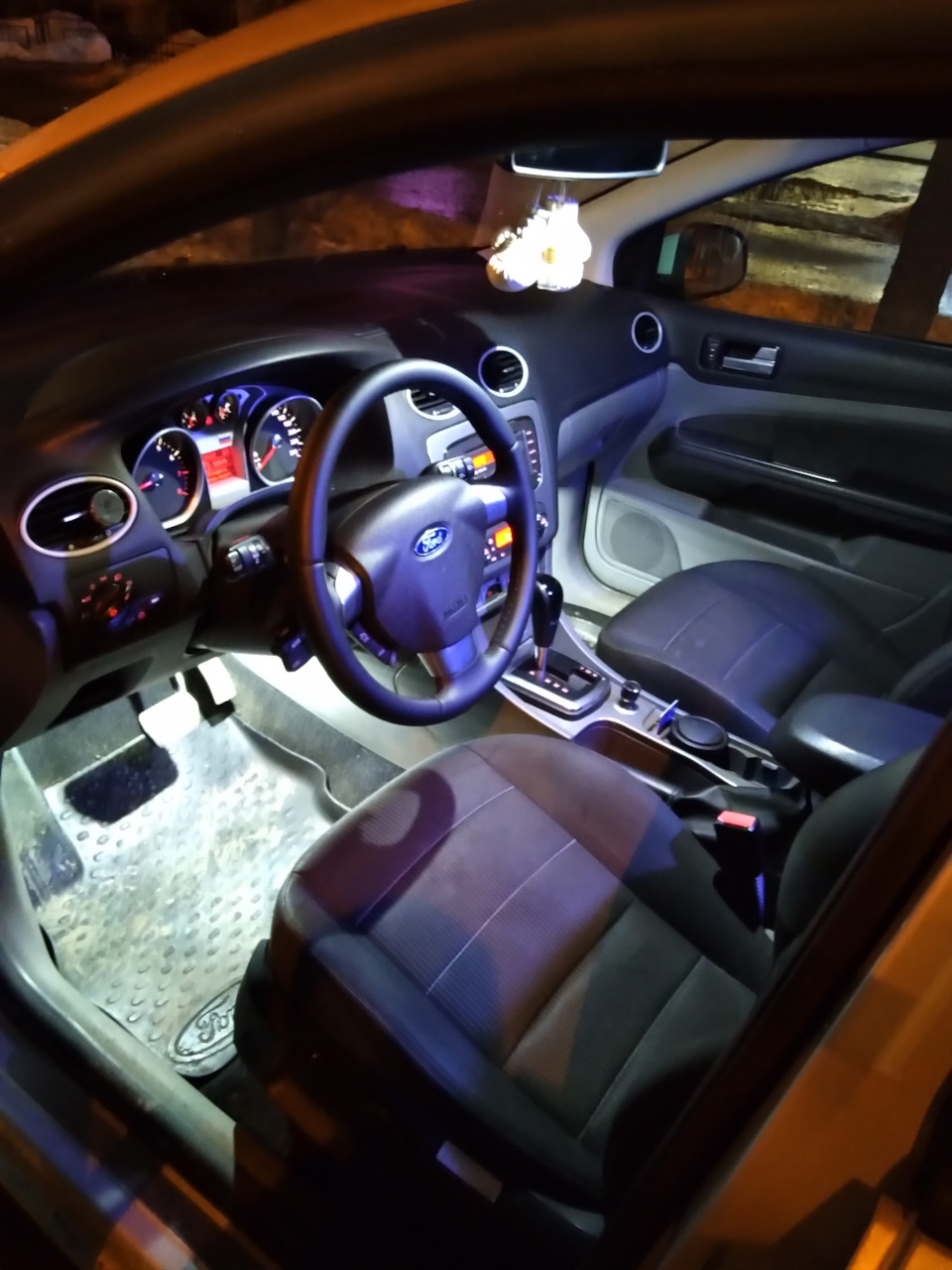 Яркий свет в салон — Ford Focus Sedan II, 1,6 л, 2011 года | аксессуары ...