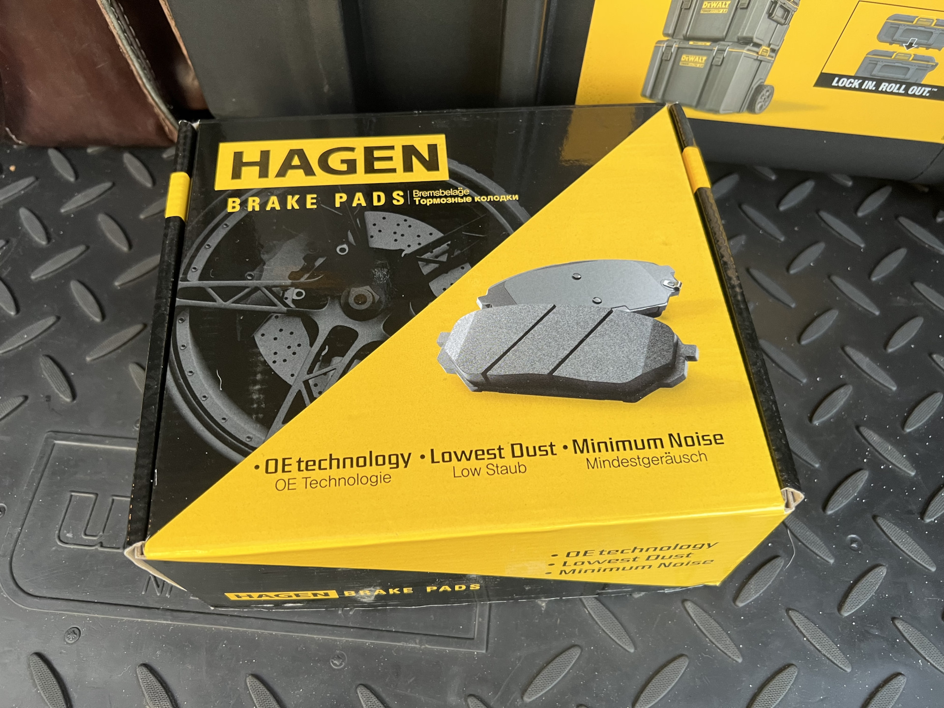 Замена передних тормозных колодок — Land Rover Freelander 2 (L359), 2,2 ...