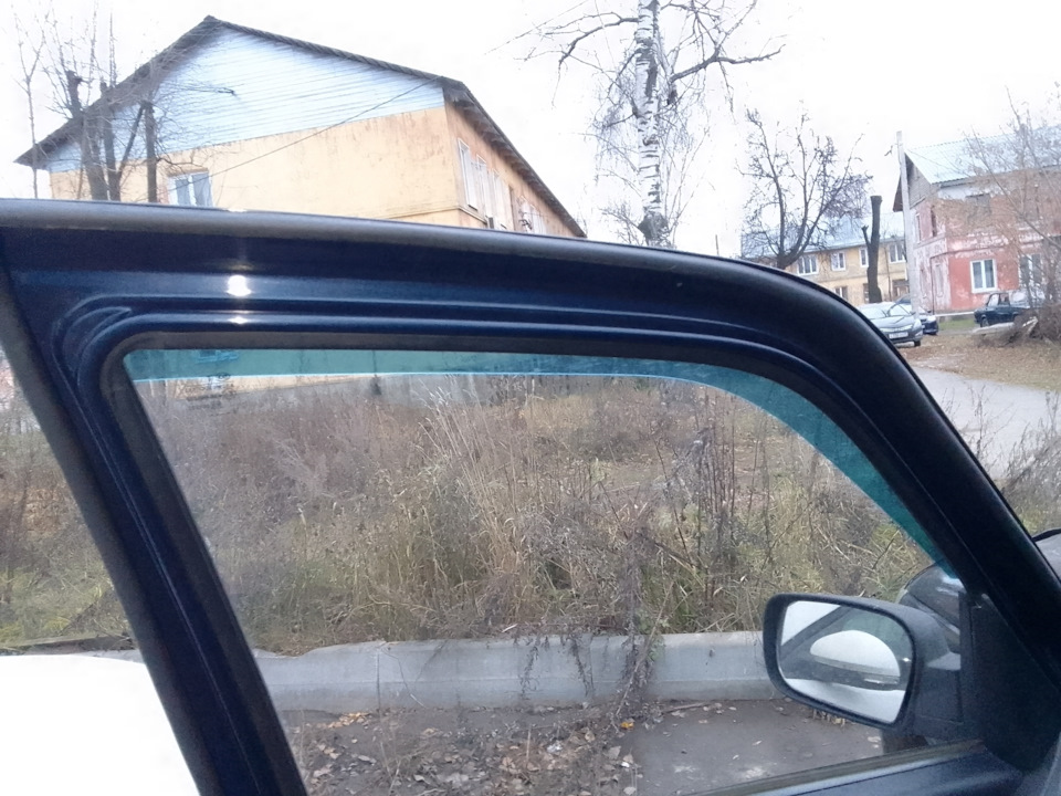 Дополнительные уплотнители дверей — Chevrolet Niva GLX, 1,7 л, 2010 ...
