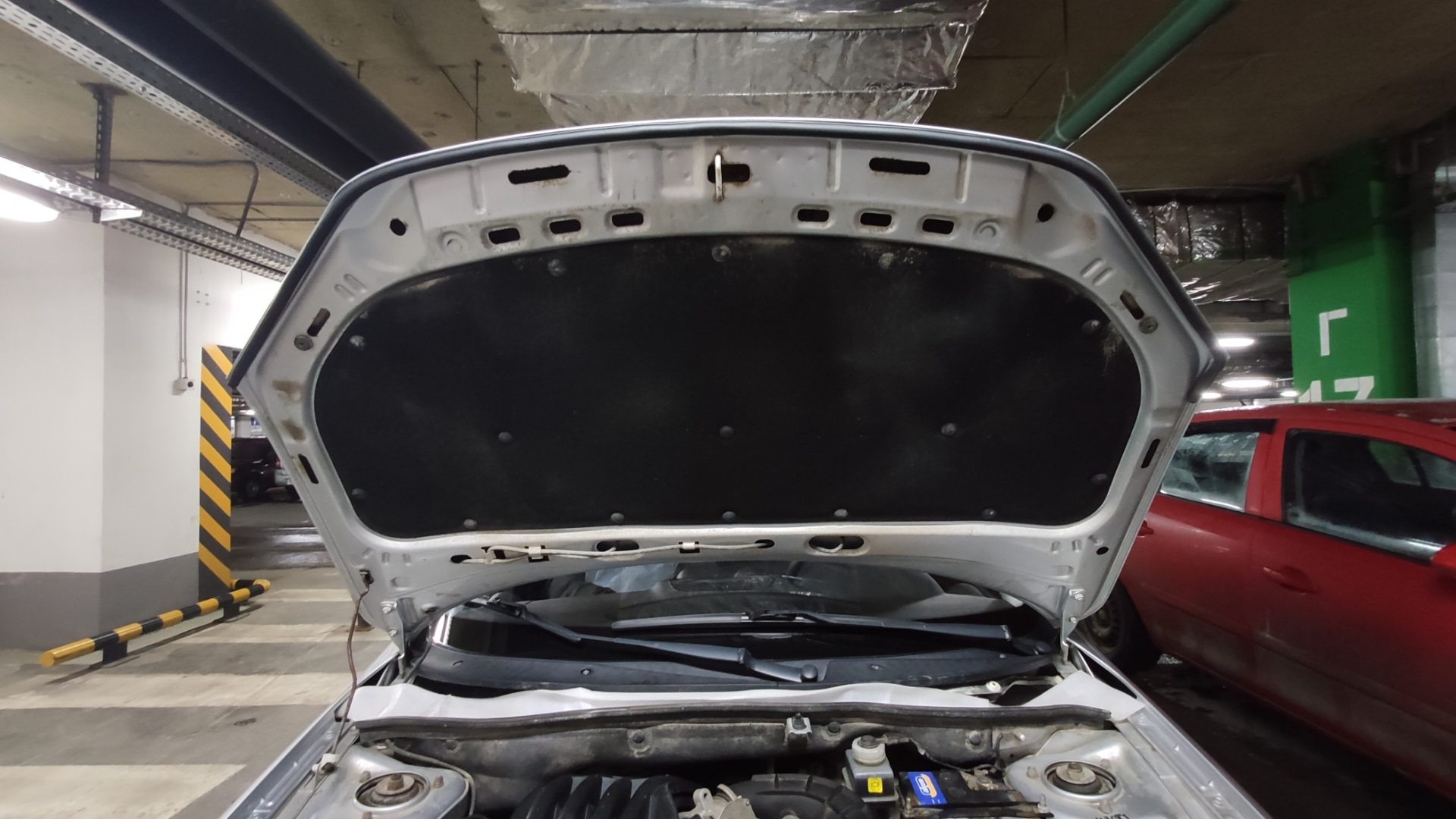 Уплотнительные резинки под капот — Lada Гранта (1G), 1,6 л, 2012 года ...