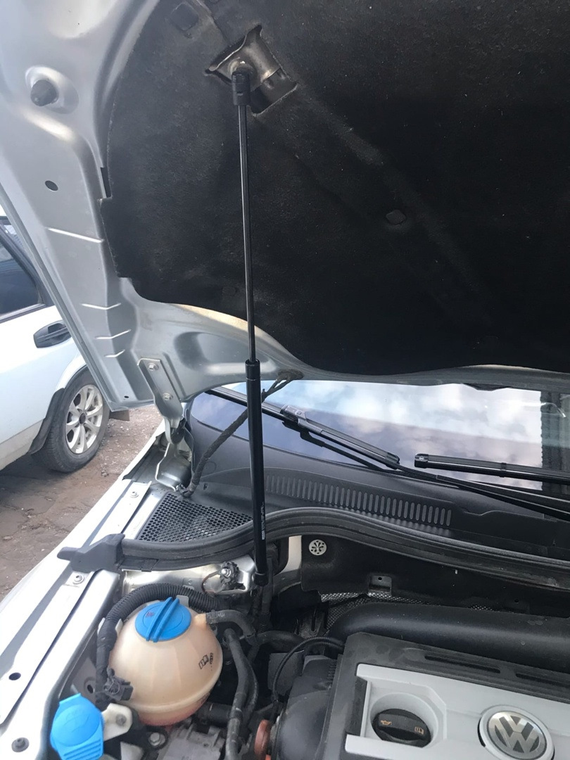 36. Газовый упор капота-замена. — Volkswagen Passat CC, 1,8 л, 2012 ...