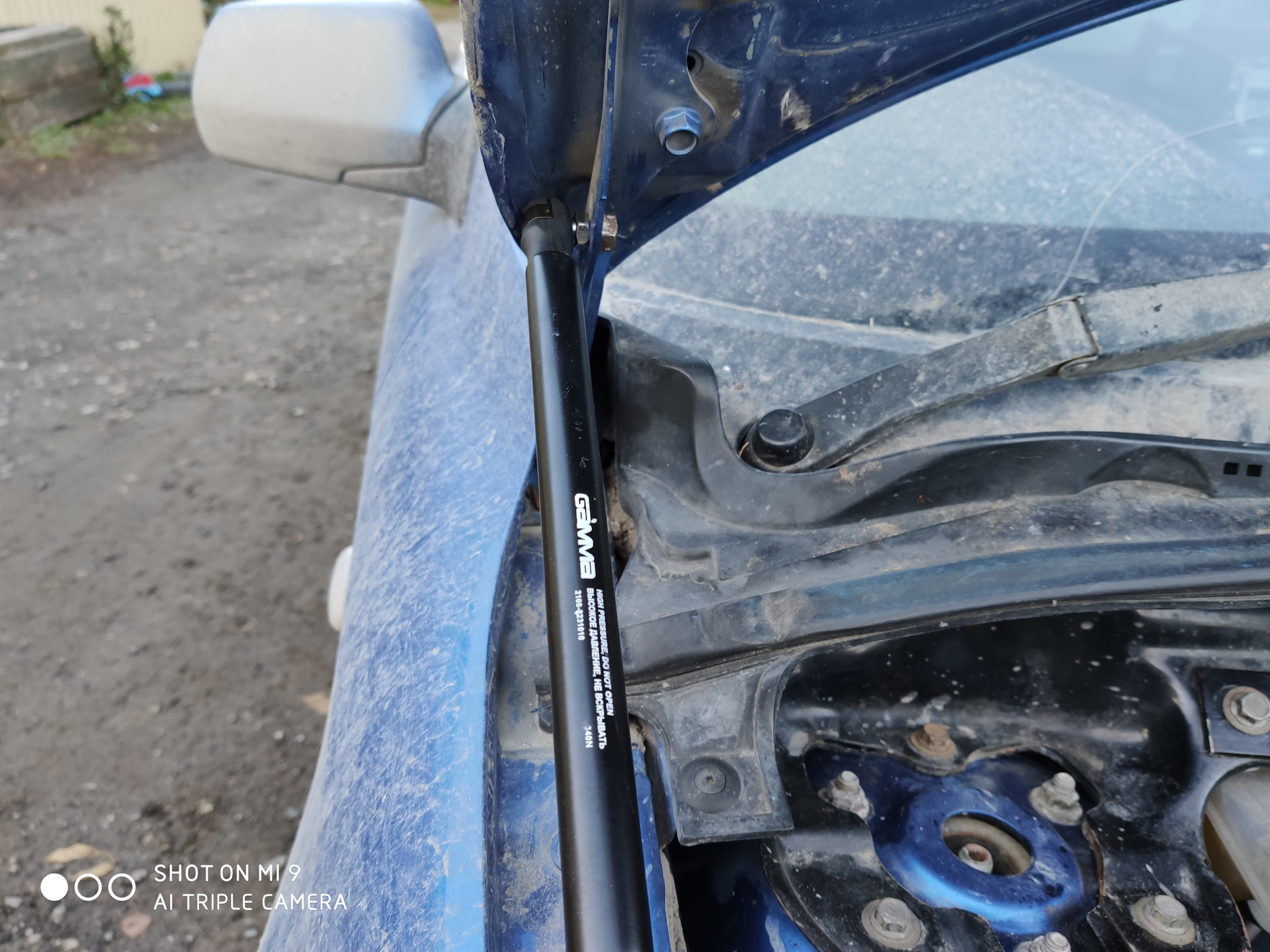 Газовые упоры на капот. — Mazda Demio (2G), 1,3 л, 2004 года | своими ...