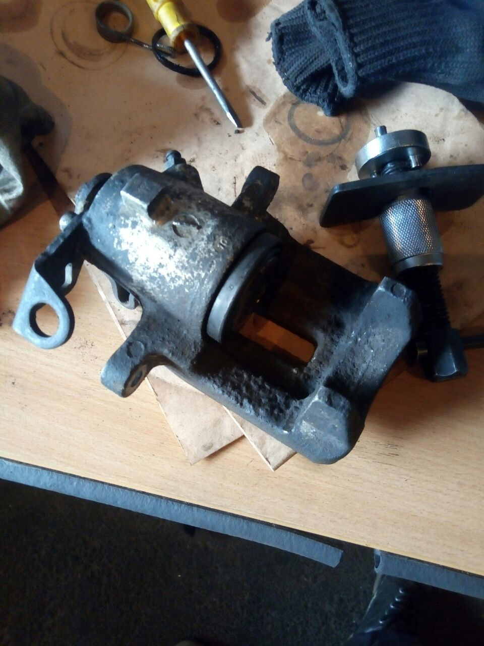 Как перебрать суппорт. Ремкомплект переднего суппорта хонда срв рд1. Суппорт honda civic 4d. Рио 3 переборка заднего суппорта. Передний суппорт cherokee xj 1988.