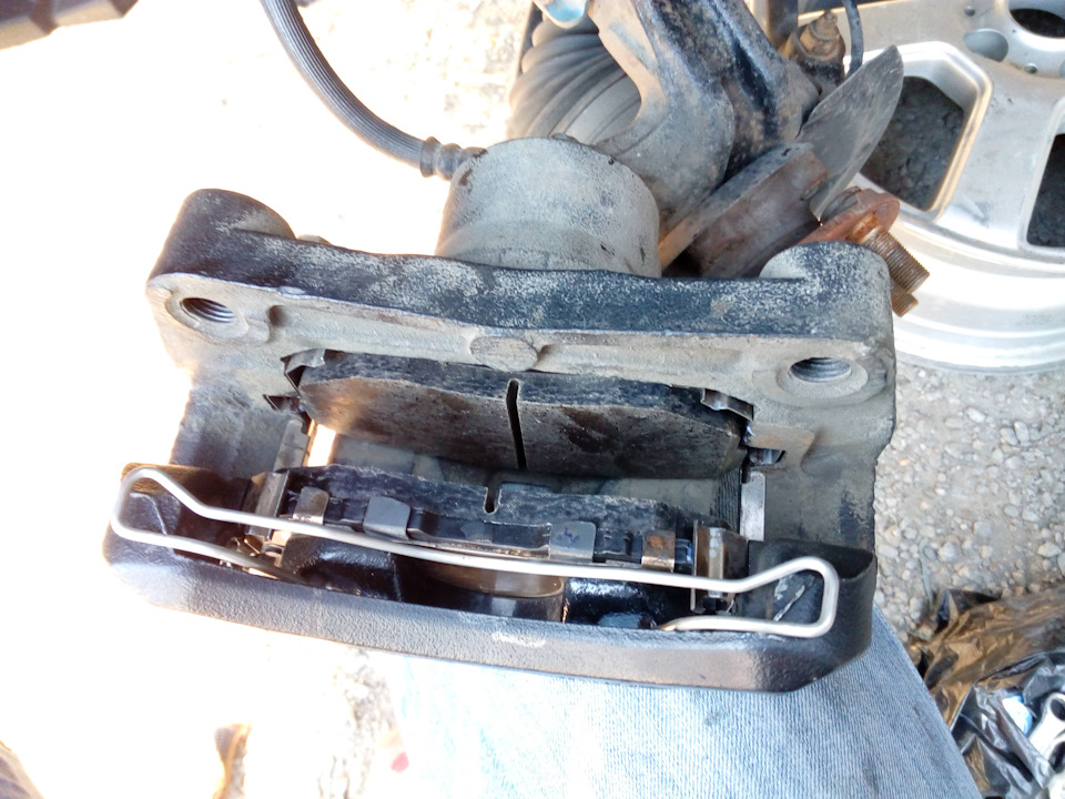 Суппорт с колодками. В таком виде необходимо устанавливать на поворотный кулак. — Nissan Lafesta (1G)