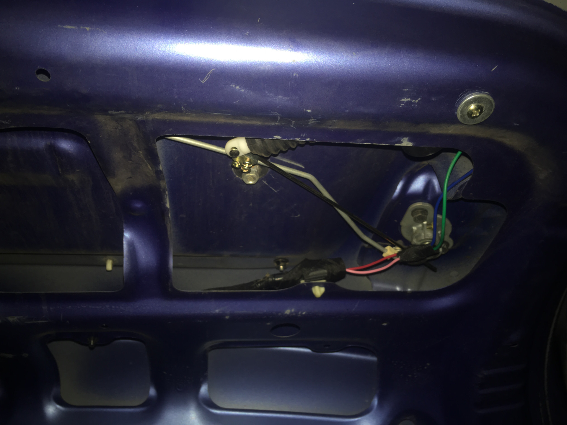 Открывание багажника с кнопки нива 21214. Багажник с брелка сигнализации. Акцент открывание багажника с пульта. Старлайн а61 открытие багажника с брелка. Багажник с брелка сигнализации.