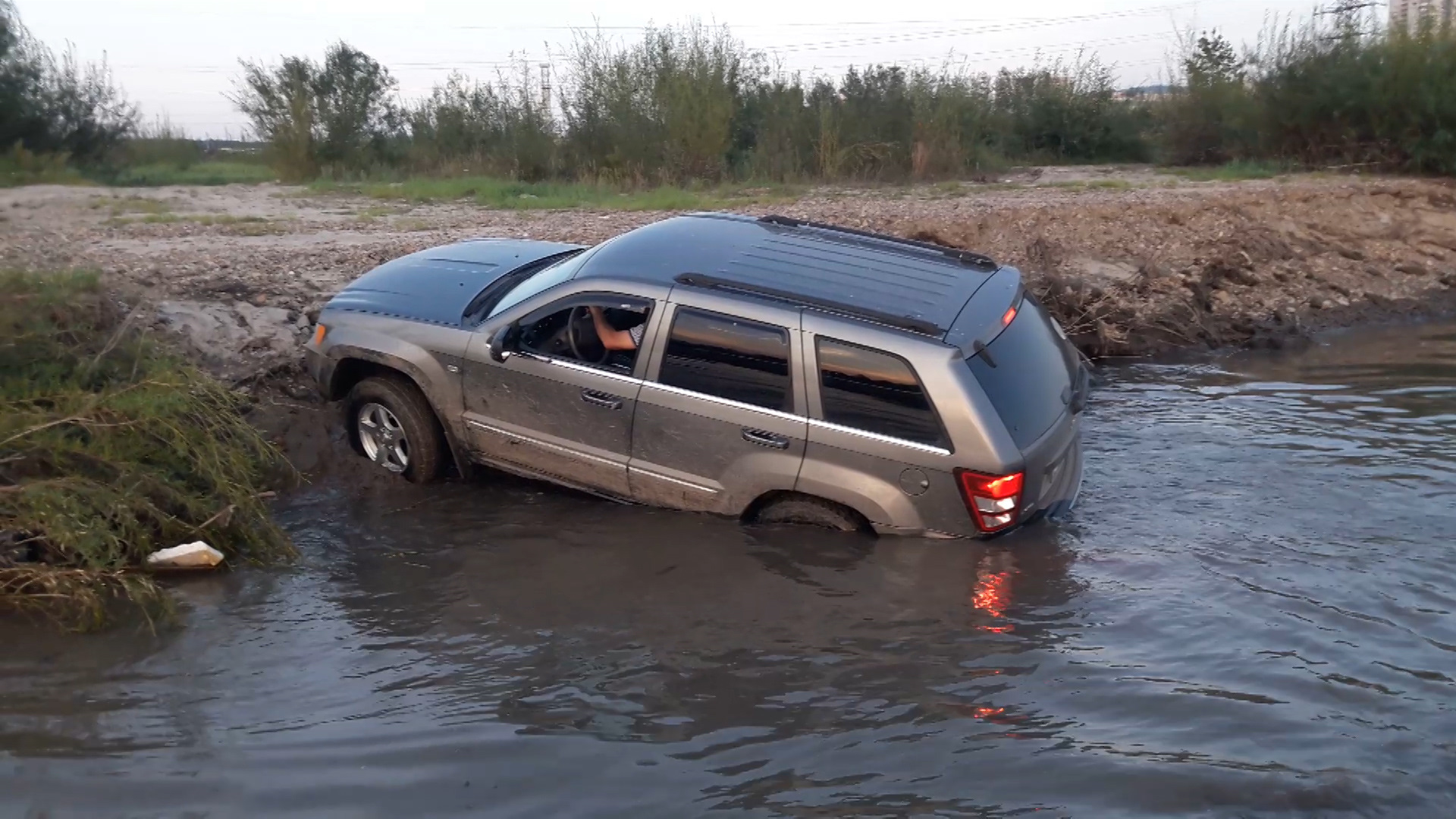 Паджеро на бездорожье видео. Мицубиси Паджеро в грязи. Gx470 vs Pajero Sport. Что лучше Гранд Чероки или Паджеро спорт. Что лучше джип Гранд Чероки или Мицубиси Паджеро.