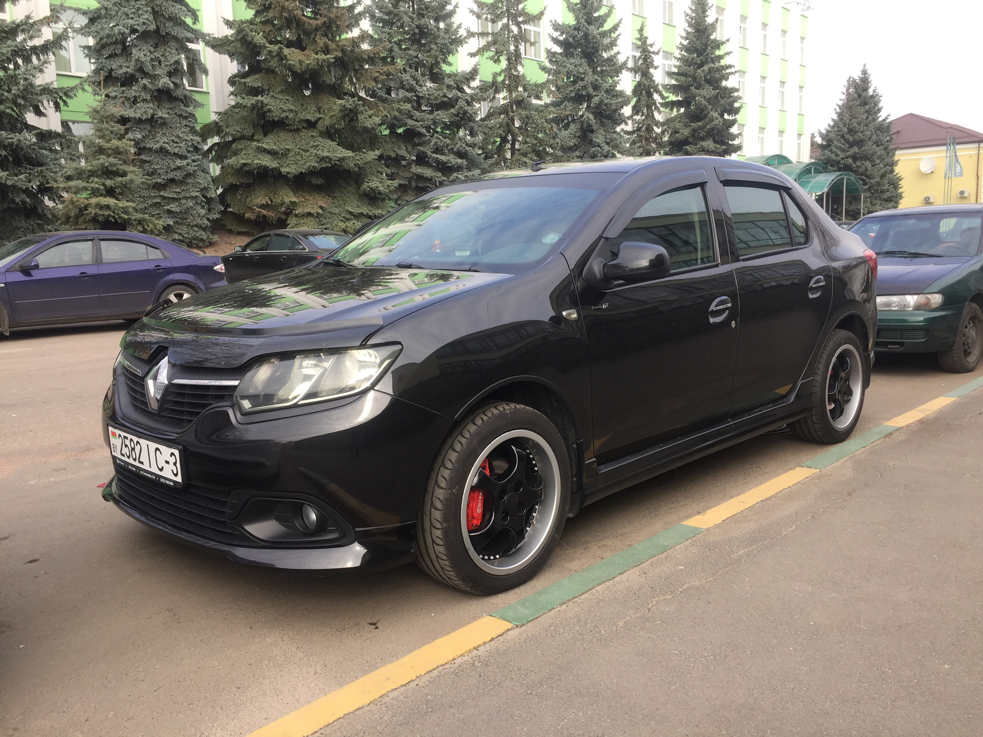 Диски рено логан 2. Renault Logan 2 RS. Рено Логан 2 черные диски. Логан 2 SDM. Renault Logan RS.