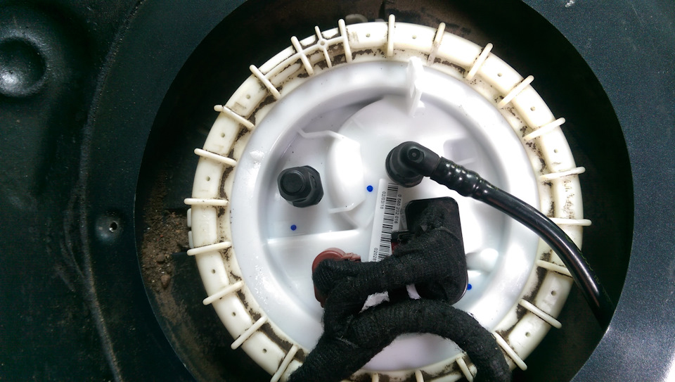 Замена топливного насоса в баке и блока управления — Audi A4 (B8), 2 л ...