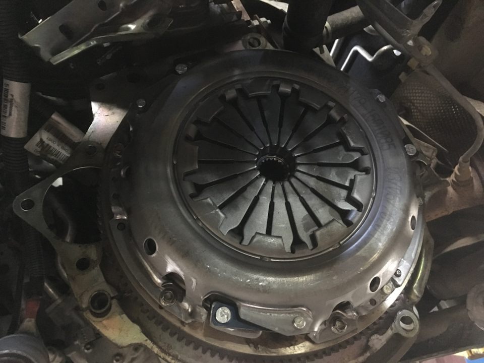 Установили новую корзину с диском сцепления к маховику — Lada Vesta (1G)