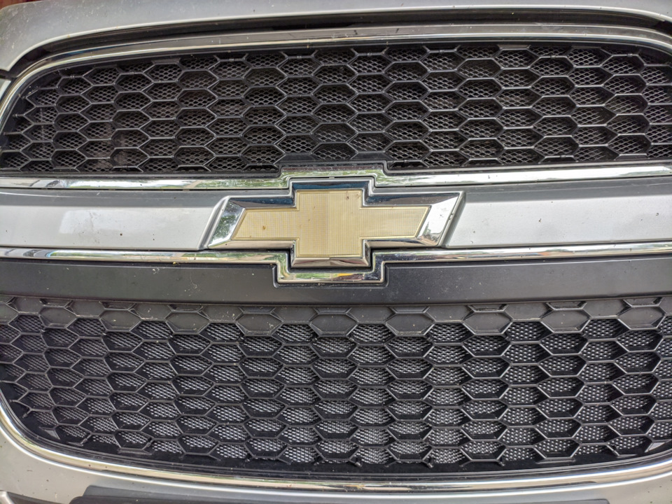  в радиаторную решетку — Chevrolet Captiva (1G), 2,2 л, 2011 года .
