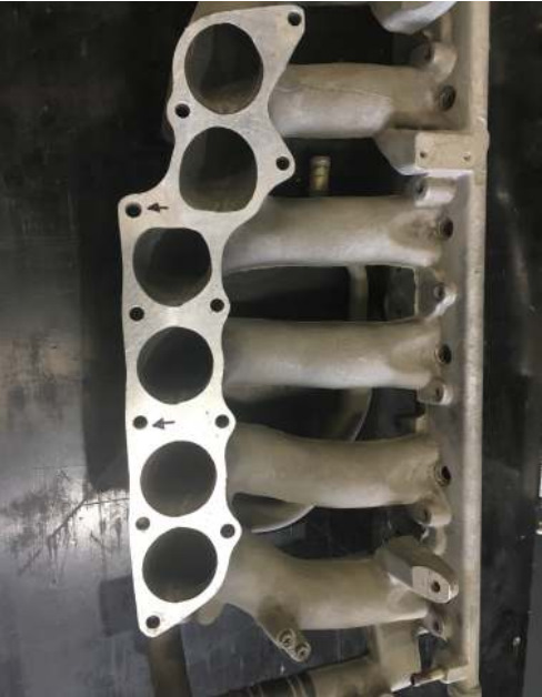 Не обращаем внимание на стрелочки. На фото из интернета, просто отмечены два отверстия с заводской резьбой — Nissan Skyline (R32)