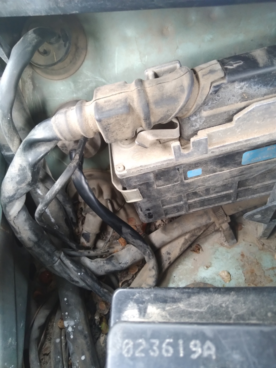 Спускает воздух с этого места — Mercedes-Benz E-class (W124), 2 л, 1992 ...