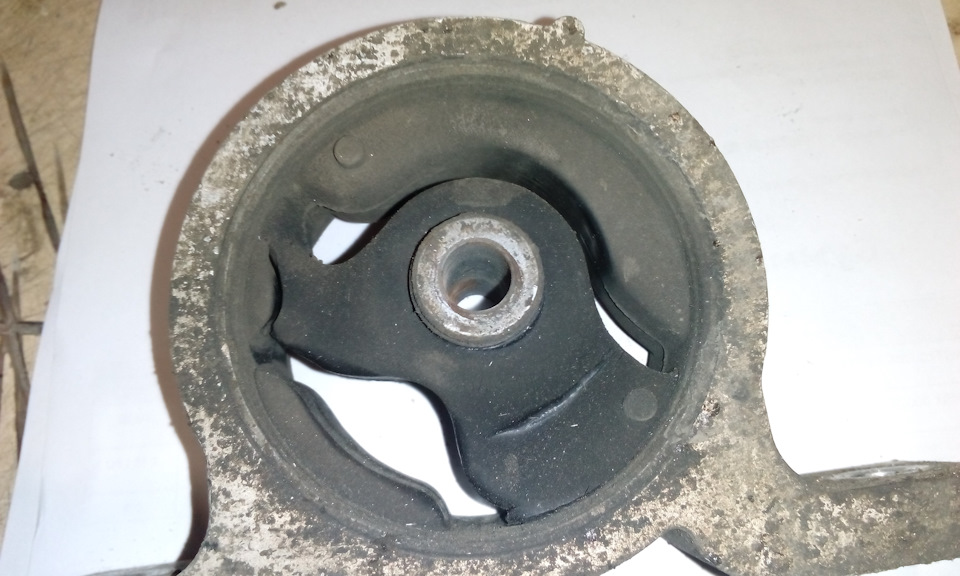 Подушка двигателя nissan 544445c000. Ниссан альмера классик замена подушки. Подушки двигателя ниссан альмера классик b10. Опора двигателя ниссан эксперт. Замена подушки двигателя альмера 2014 драйв 2.
