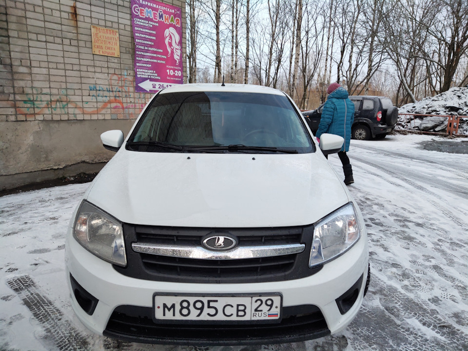 Покрасил накладки зеркал. Гранта. — Lada Гранта лифтбек, 1,6 л, 2014 ...