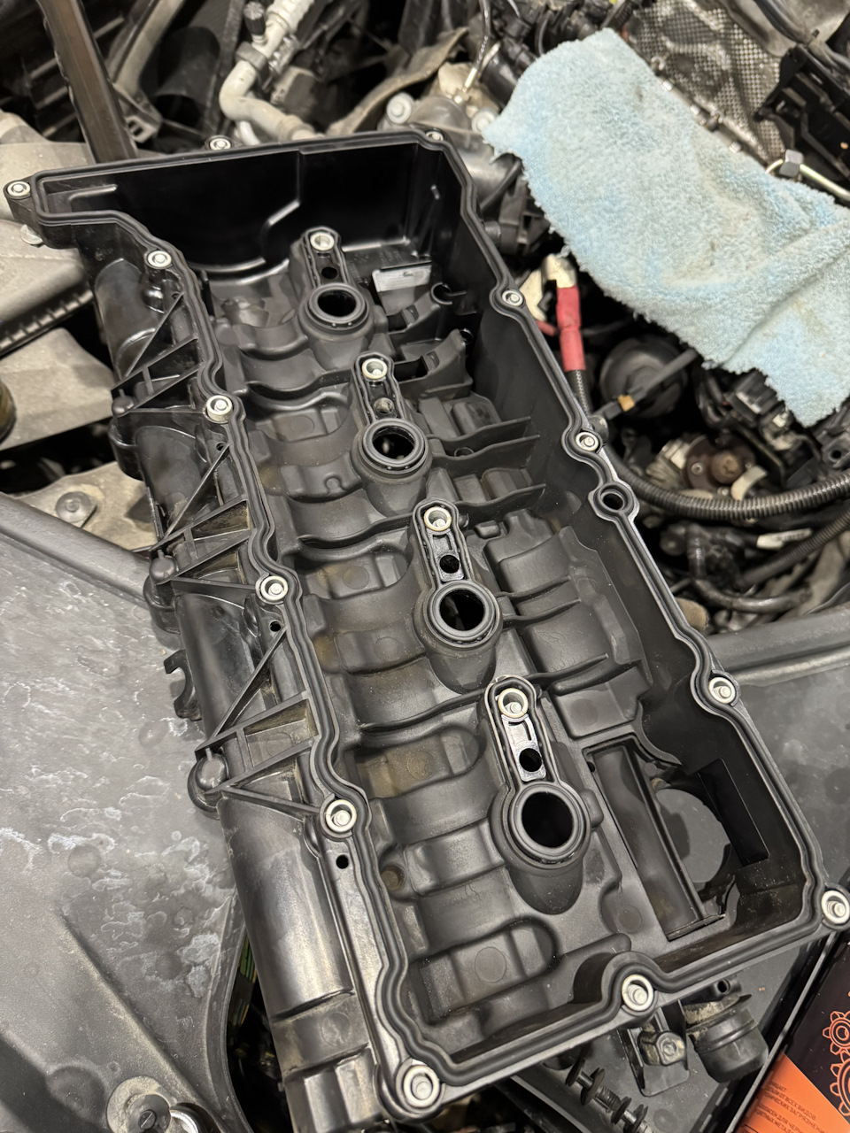 Замена прокладок клапанных крышек - Volkswagen Passat Variant (B5), 2,8 л, 2001 