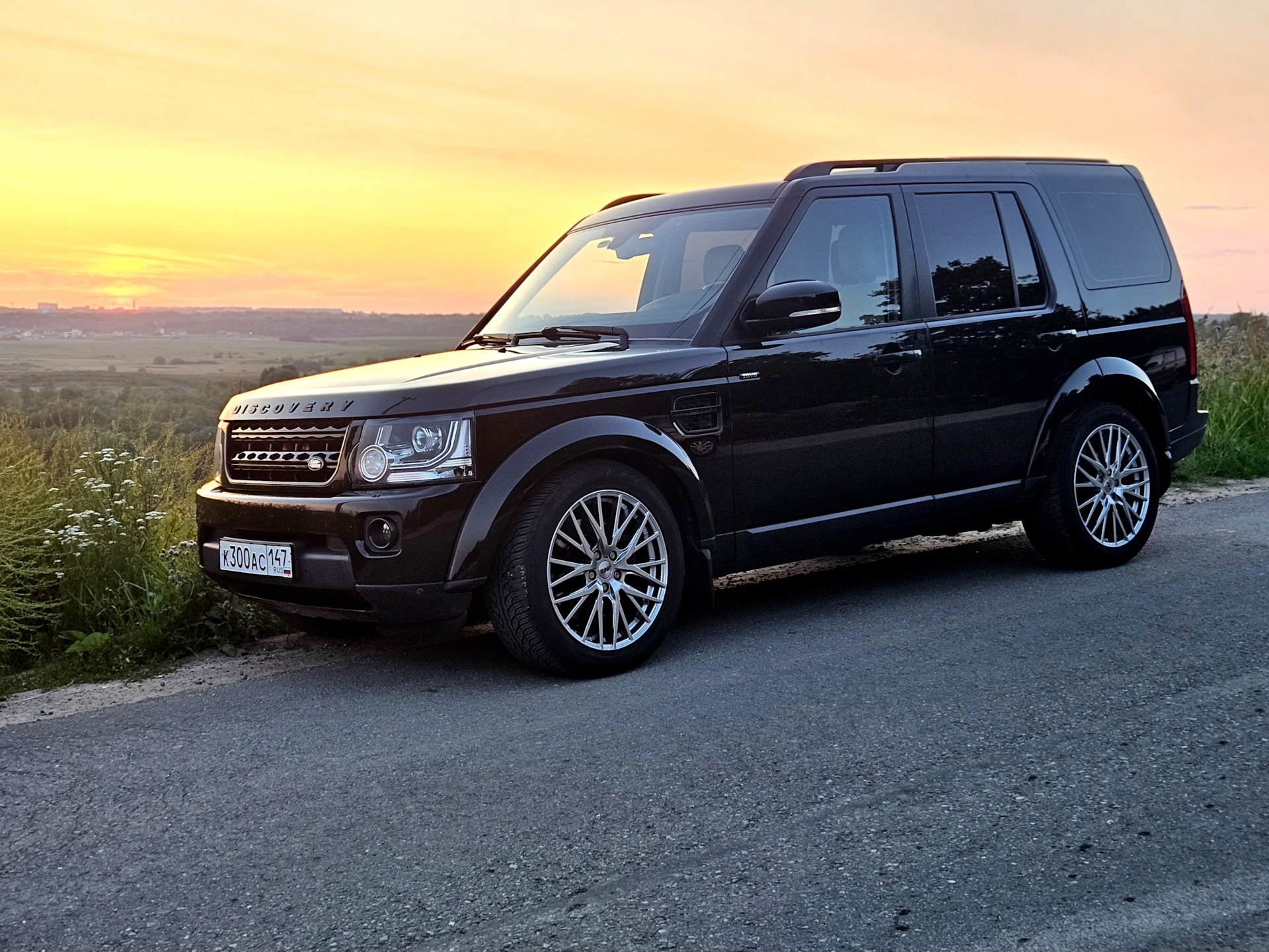 Дверь дискавери 4. Ленд Ровер Дискавери 4 2014. Land Rover Discovery 4. Ленд Ровер Дискавери 4 белый. Land Rover Discovery 4 2016 Black.