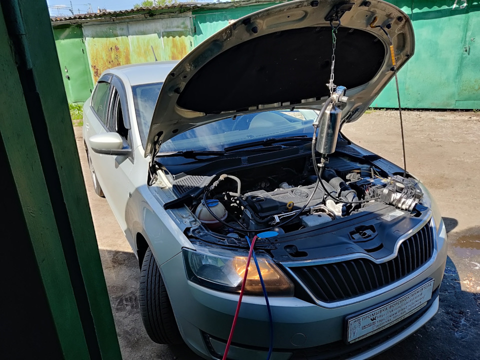 Skoda Rapid 1.4 промывка топливных форсунок без снятия с двигателя ...