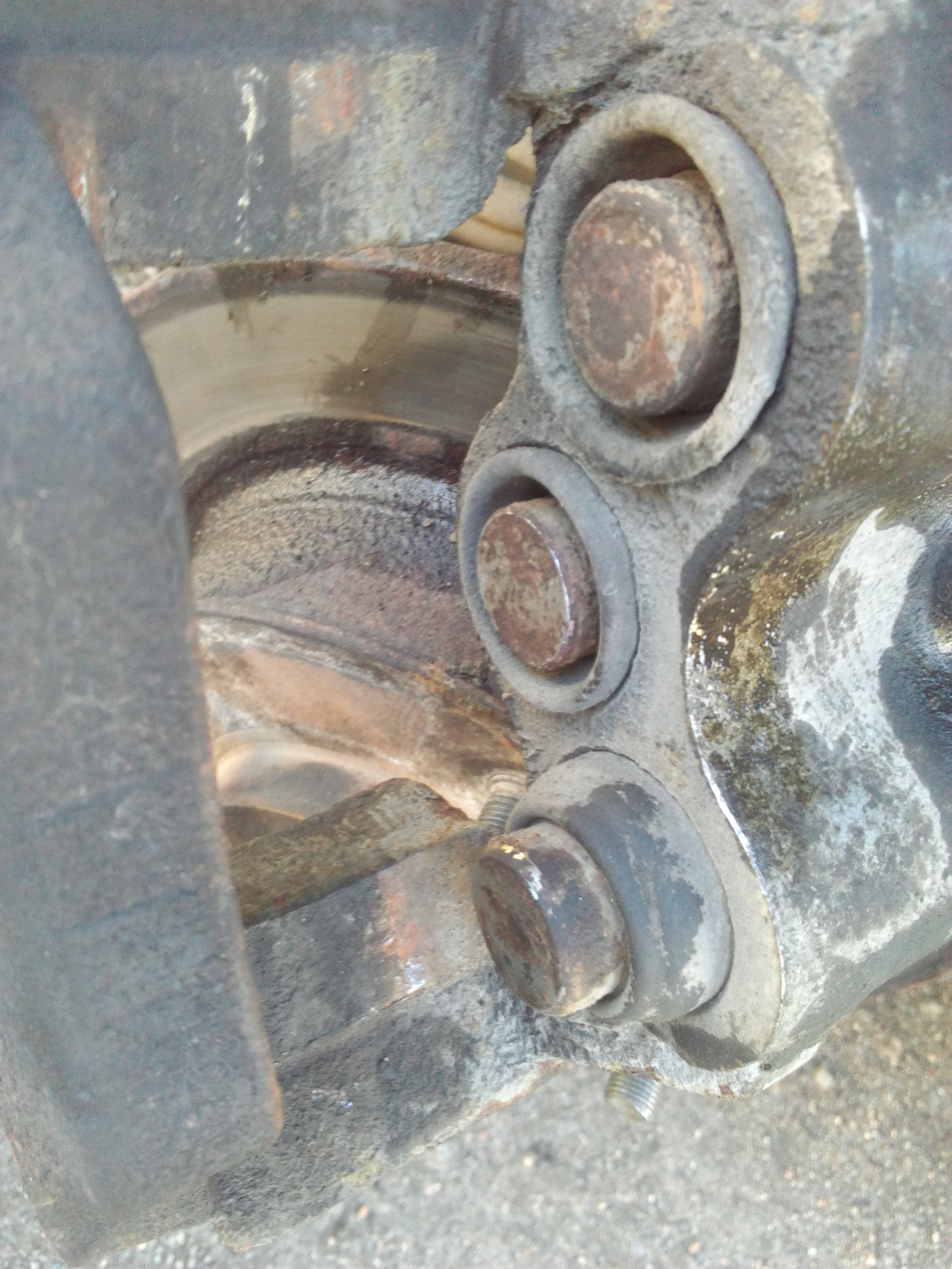 Задние тормоза opel astra барабан. Зажать задний суппорт 2109. Колодки тормозные т4 задние. Клинит задний. Astra h клинит правое колесо ручника.