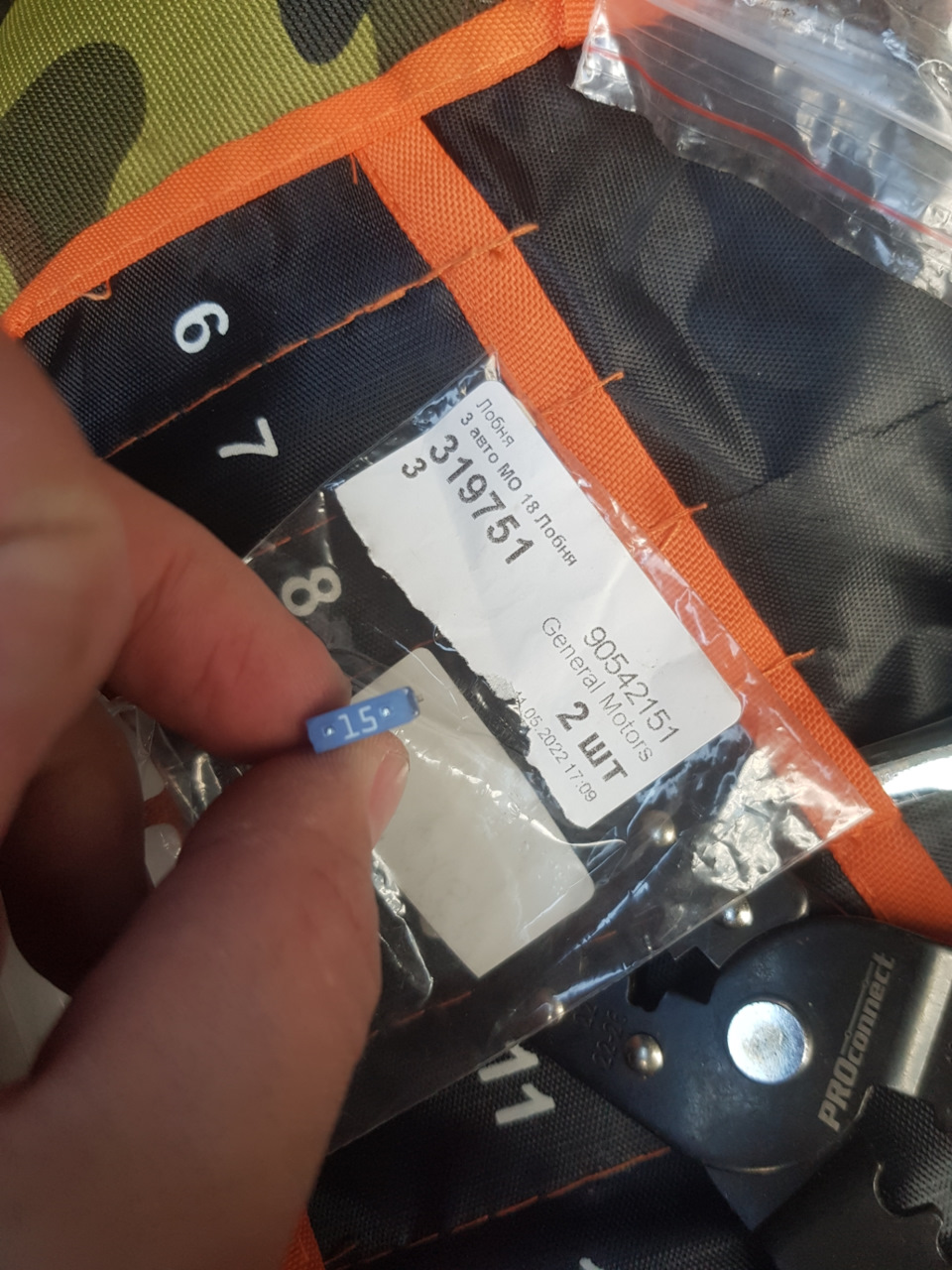 Купил оригинальный предохранитель на 15 ампер — Opel Astra H. Запчасти на фото: 90542151