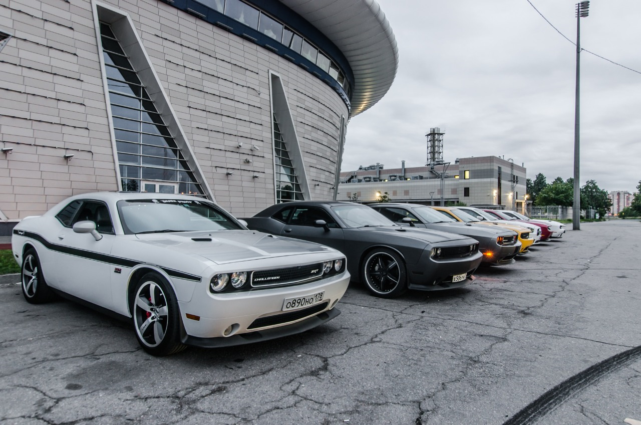 Додж спб. Додж спб. Додж челленджер 50. Додж чарджер 2013. Додж чарджер седан 2013.